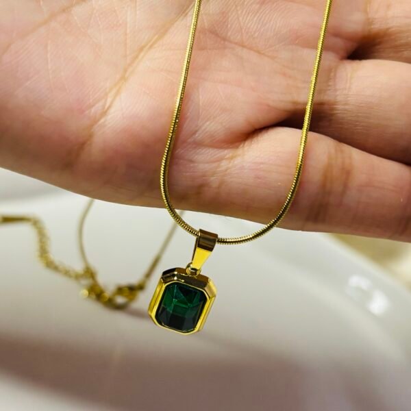 Anti Tarnish Green Stone Chain Pendant